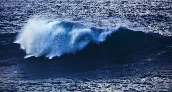 Poderosa onda oceânica quebrando — Fotografia de Stock