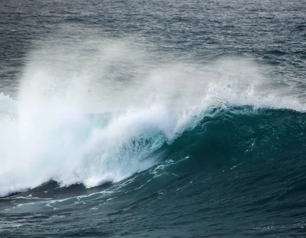 Kraftfull ocean wave bryta — Stockfoto