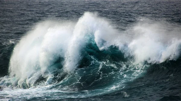 Ισχυρό ωκεανό κυμάτων σπάσιμο — Φωτογραφία Αρχείου