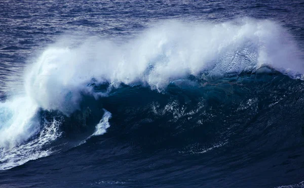 Mematahkan gelombang laut yang kuat — Stok Foto