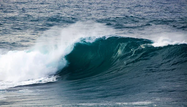 Poderosa onda oceânica quebrando — Fotografia de Stock