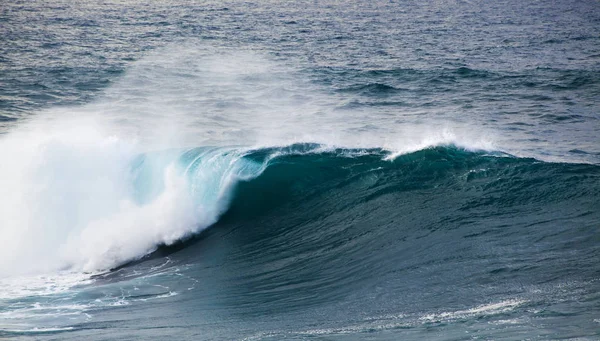 Poderosa onda oceânica quebrando — Fotografia de Stock