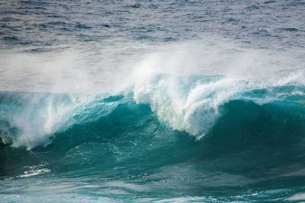 Poderosa onda oceânica quebrando — Fotografia de Stock