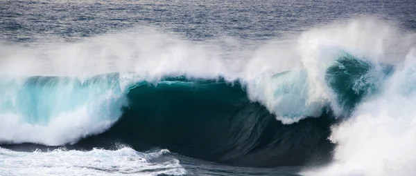 Výkonné oceánu vlny lámání — Stock fotografie