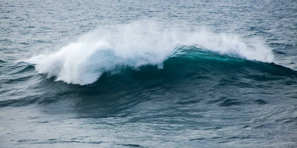 Güçlü okyanus dalgası kırma — Stok fotoğraf