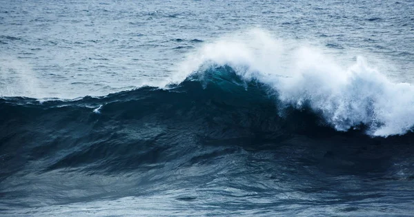 强大的海洋波浪破碎 — 图库照片