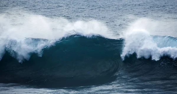 Poderoso océano rompiendo olas — Foto de Stock