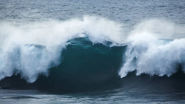 Hatalmas óceán hullám törés — Stock Fotó