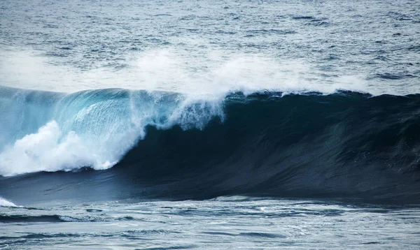 Poderoso océano rompiendo olas —  Fotos de Stock