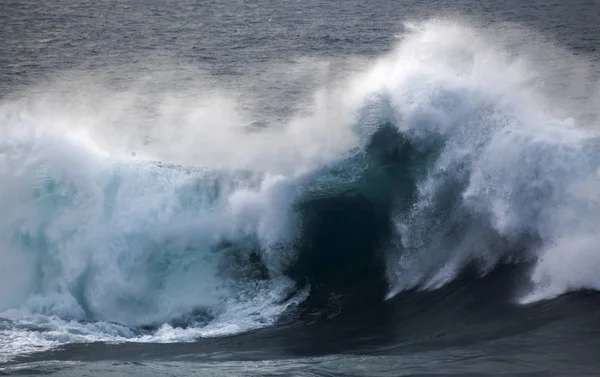 Powerful ocean wave breaking — Stock Photo, Image