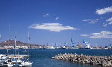 Rüzgar düzeltti bulutlar Las Palmas üzerinde