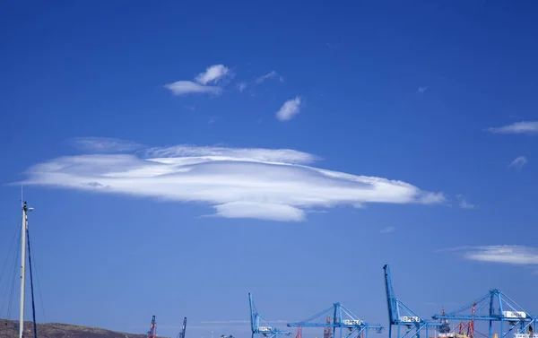 Nuvens suavizadas pelo vento sobre Las Palmas — Fotografia de Stock