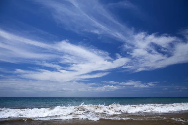 Nuvens cirrus sobre o oceano — Fotografia de Stock