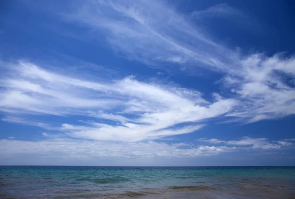 Cirrus σύννεφα πάνω από τον ωκεανό — Φωτογραφία Αρχείου