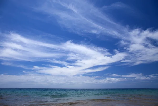 Cirrusmoln över havet — Stockfoto