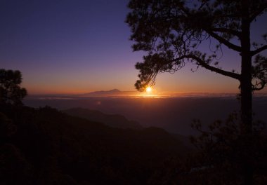 Teide üzerinden günbatımı