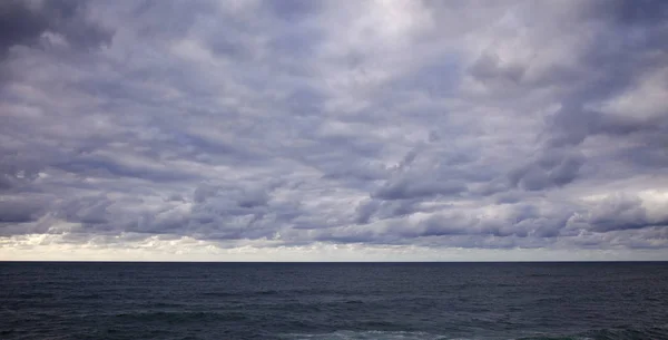 Céu nublado sobre o oceano — Fotografia de Stock