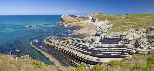 Cantabria, Costa Quebrada, incríveis formações rochosas — Fotografia de Stock