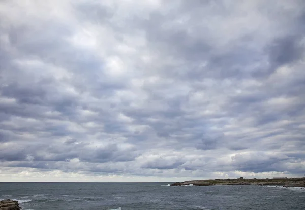 Cielo nublado sobre el fondo natural del océano —  Fotos de Stock