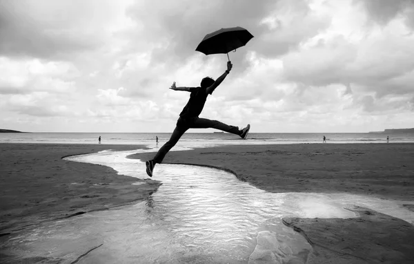 Stupide passeggiate su una spiaggia bagnata — Foto Stock