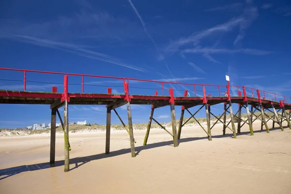 Bay i Santander, träbrygga som bygger på El Puntal — Stockfoto