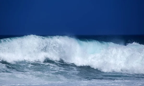 Krachtige golven breken — Stockfoto