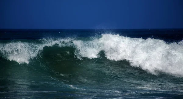 强大的波浪打破 — 图库照片