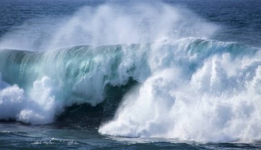 Okyanus dalgaları kırılıyor