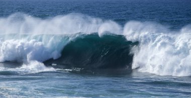 Okyanus dalgaları kırılıyor 
