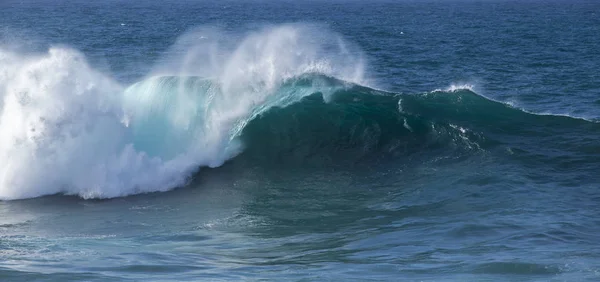 Ocean waves breaking — Stock Photo, Image