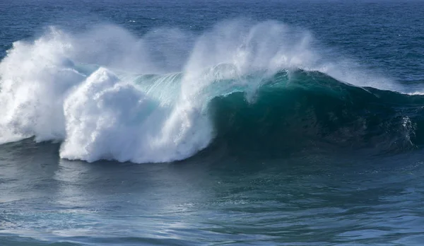 Oceánské vlny praskají — Stock fotografie