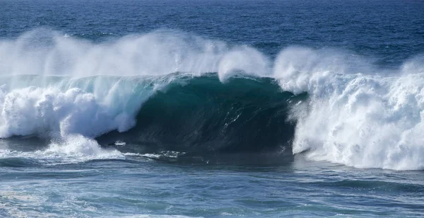 Ondas oceânicas quebrando — Fotografia de Stock