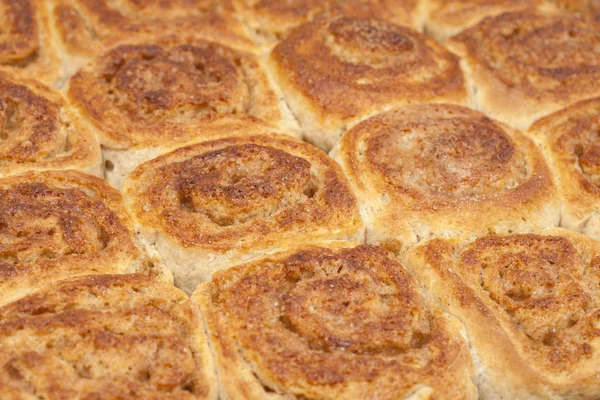 Nygräddade kanelbullar — Stockfoto