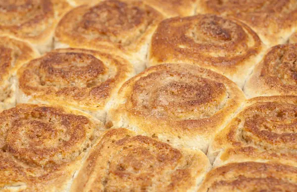Petits pains à la cannelle fraîchement préparés — Photo