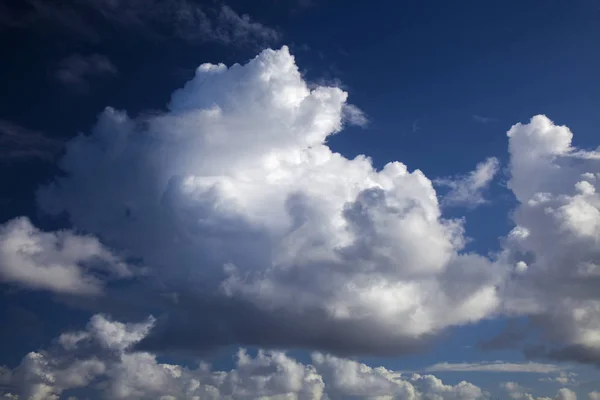 Nuvens cúmulos bonitas — Fotografia de Stock