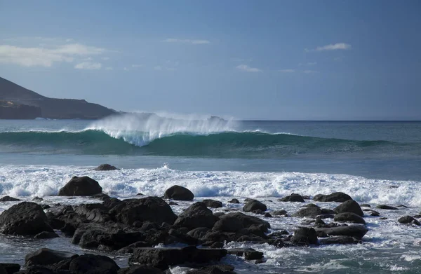 Powerful waves breaking — Stock Photo, Image