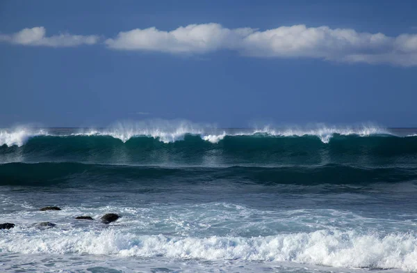 Kraftfulla vågor bryta — Stockfoto