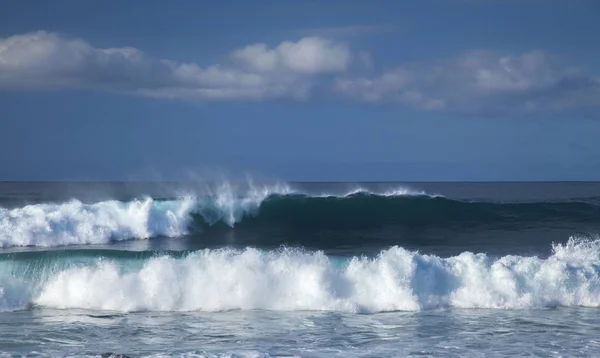 Powerful waves breaking — Stock Photo, Image