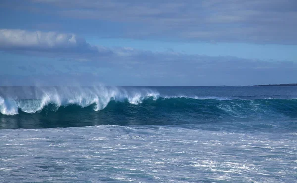 Gewaltige Wellen brechen — Stockfoto