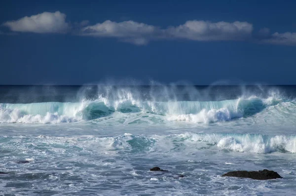 Onde potenti che si rompono — Foto Stock