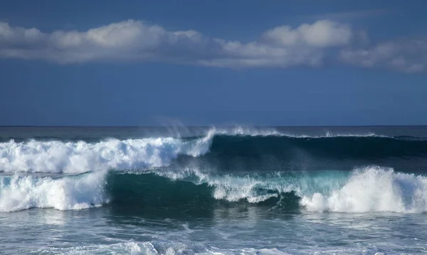 Onde potenti che si rompono — Foto Stock