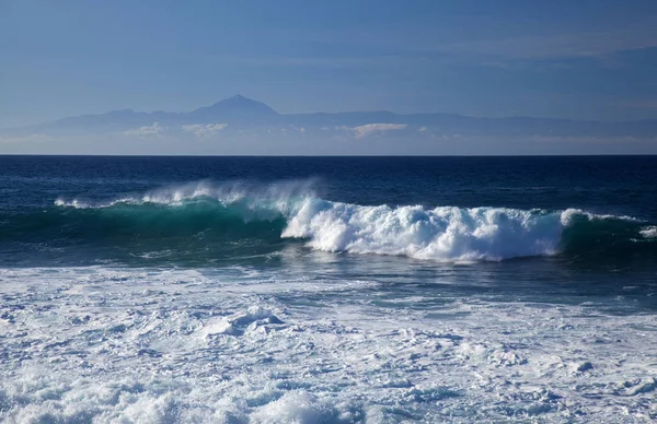 Büyük Kanarya, dalgaları kırıyor — Stok fotoğraf