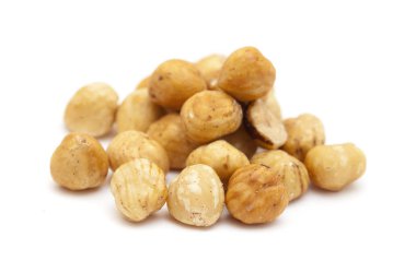 Fındıklar beyaz üzerine izole