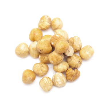 Fındıklar beyaz üzerine izole 