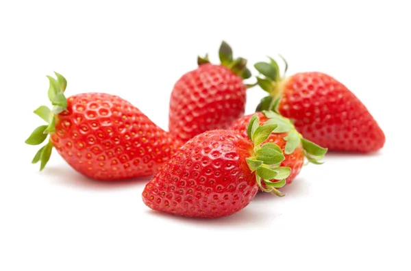 Κόκκινες ώριμες φράουλες σε λευκό — Φωτογραφία Αρχείου