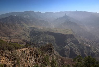 Gran Canaria, Altavista Dağı 'nın tepesinden, Azaenegue adıyla Caldera de Tejeda' ya doğru.
