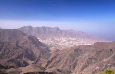 Gran Canaria, adanın batısındaki en az erişimli bölge olan La Aldea de San Nicolas 'ın çevresindeki manzara, kalın kalima tabakası, Sahra tozu, manzarayı engelliyor.