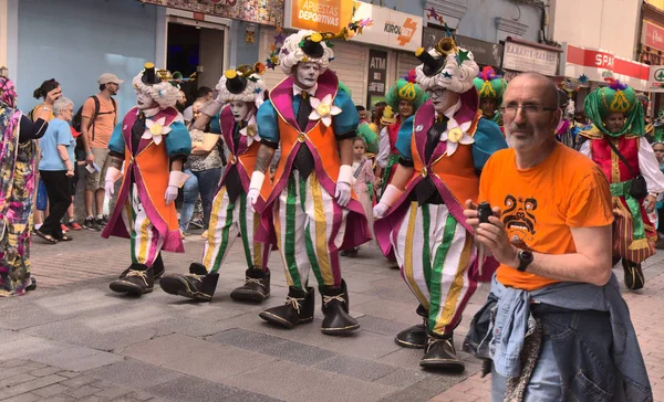 西班牙拉斯帕尔马斯 2020年2月25日 在大加那利亚的圣加泰罗尼亚地区的街道上举行简短的狂欢节游行 — 图库照片