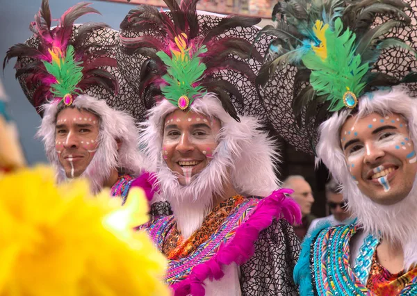 スペインのラス パルマス 2020年2月25日 短いカーニバルパレードがラス パルマス グラン カナリアのサンタカタリナ地区の通りに沿って進行します — ストック写真