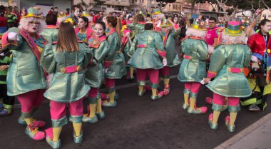 Las Palmas, İspanya - 29 Şubat 2020: Las Palmas de Gran Canaria 'yı geçen ana karnaval geçidine müzik ve dans toplulukları, mırıltılar ve karşılaştırmalar katılın